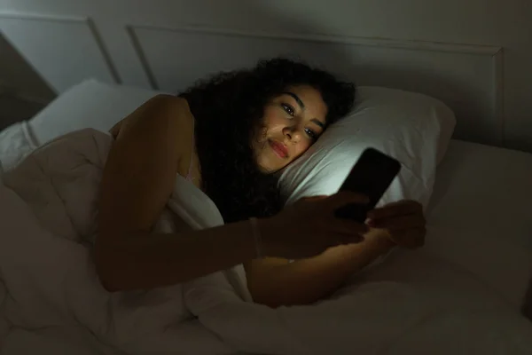 Ontspannen Gelukkige Vrouw Glimlachend Sms Smartphone Het Midden Van Nacht — Stockfoto