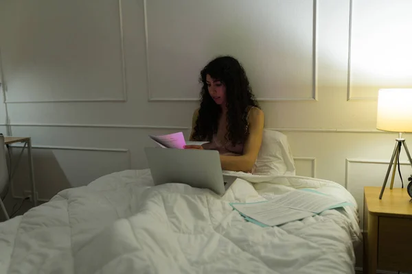 忙碌的年轻女人在床上用笔记本电脑打字 晚上工作到很晚才睡觉 — 图库照片