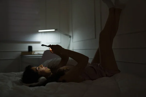 Zijaanzicht Van Een Gelukkige Jonge Vrouw Die Avonds Laat Bed — Stockfoto