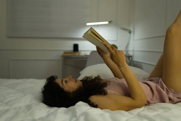 Atractiva Mujer Joven Relajada Acostada Cama Pijama Mientras Lee Libro —  Fotos de Stock