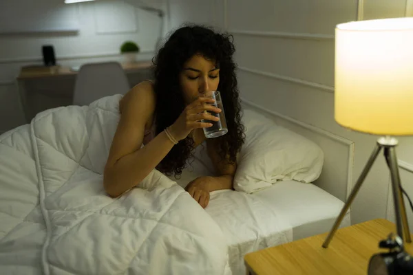 Mujer Joven Hispana Bebiendo Vaso Agua Después Dormir Despertarse Cama —  Fotos de Stock