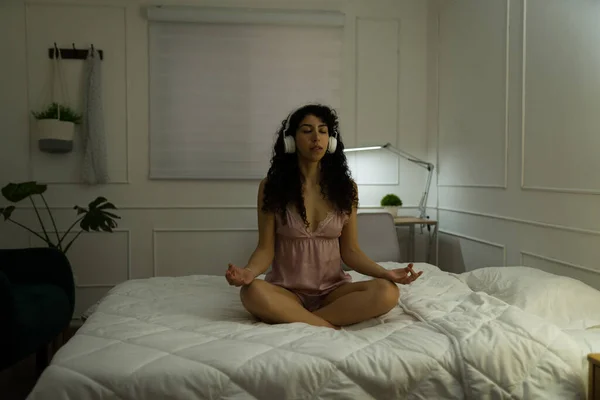 Розслаблена Красива Жінка Піжамі Слухає Розслаблюючу Музику Навушниками Роблячи Медитацію — стокове фото