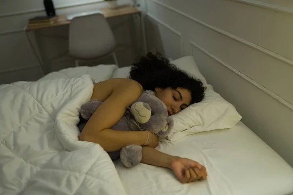 Feliz Mulher Relaxada Abraçando Seu Ursinho Pelúcia Enquanto Dormia Sob — Fotografia de Stock