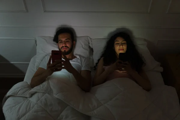 Jong Latijn Paar Liggend Bed Samen Tijdens Het Sms Smartphone — Stockfoto