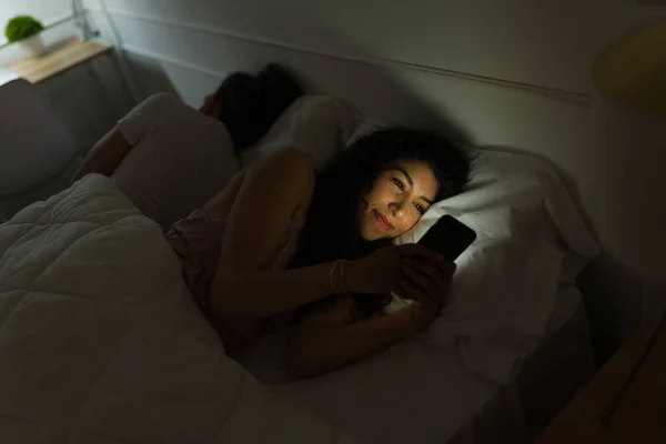 Joyeux Jeune Femme Couchée Debout Nuit Souriant Tout Envoyant Des — Photo