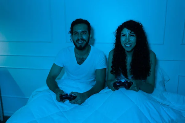 Jovem Latina Excitada Homem Jogando Videogames Juntos Pijama Enquanto Relaxa — Fotografia de Stock