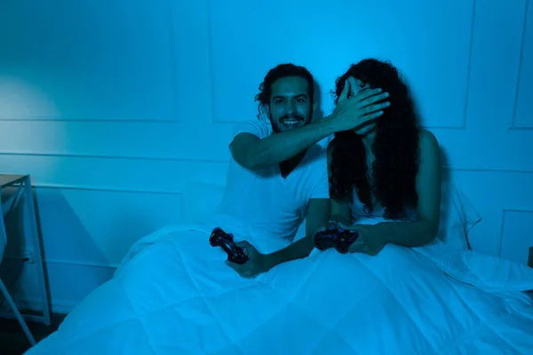 Schönes Junges Paar Das Nachts Gemeinsam Videospiele Bett Spielt — Stockfoto