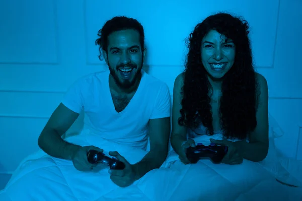 Neşeli Genç Çift Uyumadan Önce Yatakta Video Oyunu Oynarken Gülüyor — Stok fotoğraf