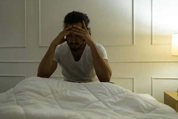 Strach Hispánec Problémy Spaním Trpí Nespavostí Během Noci Své Posteli — Stock fotografie
