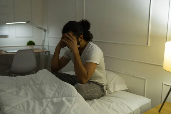 Latin Fiatalember Szomorú Stresszes Ágyban Miközben Szenved Álmatlanság Alvási Problémák — Stock Fotó