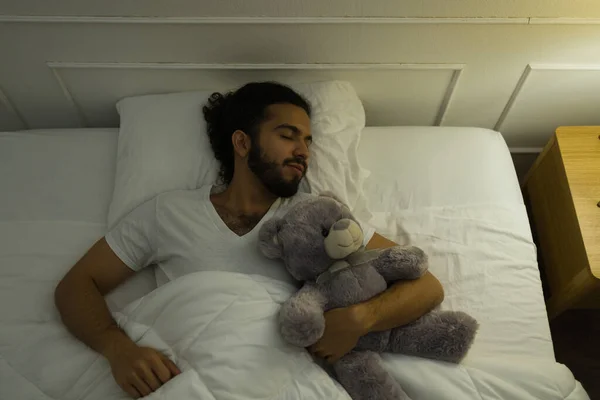 Atractivo Hombre Feliz Abrazando Osito Peluche Durmiendo Buscando Relajado Una —  Fotos de Stock