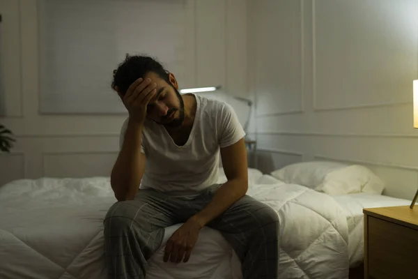 Hombre Hispano Estresado Despertando Medio Noche Sufriendo Insomnio Dormitorio —  Fotos de Stock