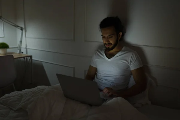 Homem Ocupado Atraente Digitando Laptop Enquanto Trabalhava Compras Line Cama — Fotografia de Stock