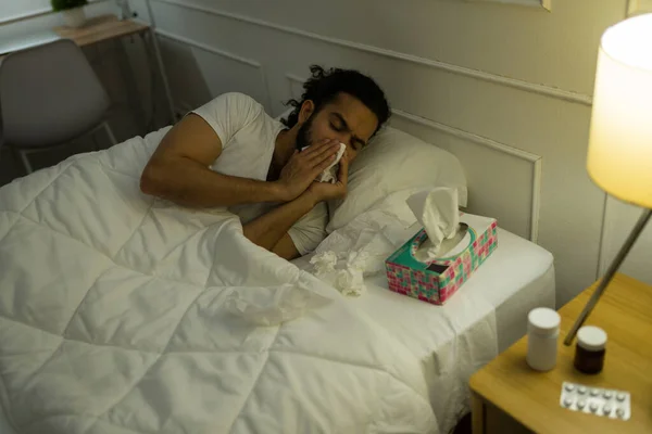 Hombre Latino Enfermo Bajo Las Sábanas Descansando Cama Sonándose Nariz —  Fotos de Stock