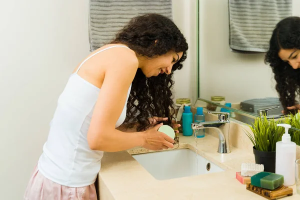 Mulher Latina Alegre Lavando Seu Cabelo Encaracolado Banheiro Usando Sabão — Fotografia de Stock