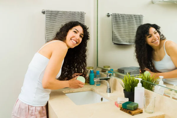 Mulher Hispânica Atraente Lavando Seu Cabelo Encaracolado Banheiro Com Sabão — Fotografia de Stock
