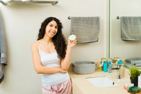 Mulher Latina Bonita Usando Sabão Vegan Orgânico Banheiro Sorrindo Antes — Fotografia de Stock