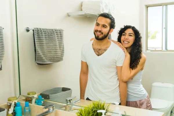 Belo Jovem Casal Sorrindo Enquanto Olha Espelho Banheiro Juntos Seu — Fotografia de Stock
