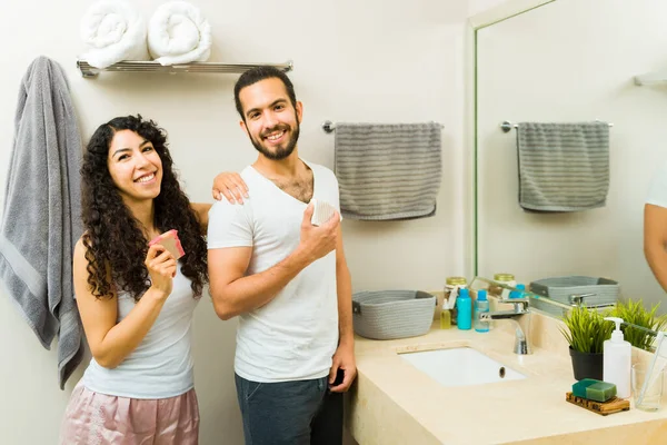 Latin Çekici Çift Gülümsüyor Organik Sabunlarını Banyoda Sabah Temizliği Sırasında — Stok fotoğraf