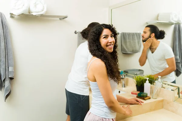 Mujer Joven Latina Mirando Feliz Por Mañana Mientras Que Baño —  Fotos de Stock