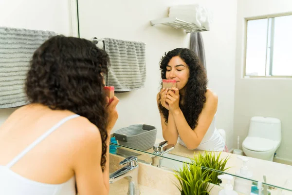 Leende Vacker Ung Kvinna Luktar Ekologisk Vegan Tvål Att Tvätta — Stockfoto