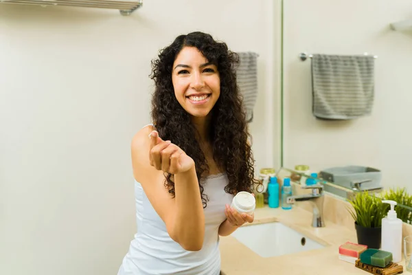 Nádherná Žena Kudrnatými Vlasy Koupelně Šťastný Použití Hydratační Krém Tváři — Stock fotografie