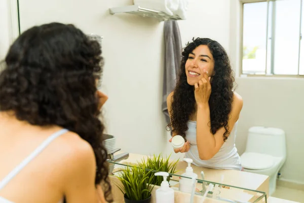 Mulher Hispânica Bonita Olhando Espelho Fazendo Sua Rotina Matinal Cuidados — Fotografia de Stock