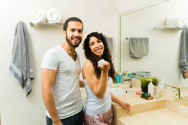 Pasangan Latin Yang Ceria Tersenyum Melakukan Kontak Mata Sebelum Menggunakan — Stok Foto
