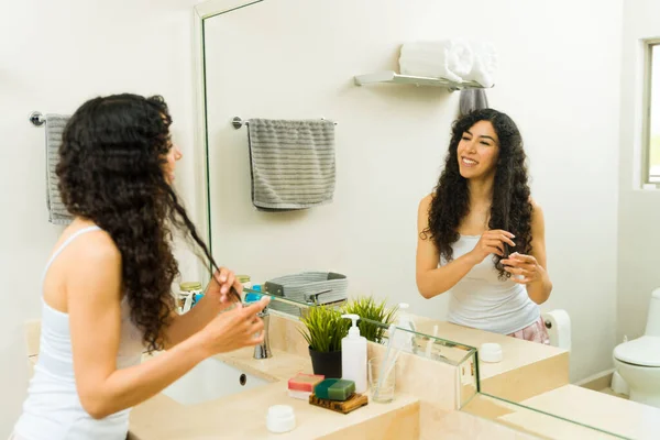 Wesoła Kobieta Uśmiechnięta Łazience Przy Użyciu Odżywki Jej Kręcone Włosy — Zdjęcie stockowe