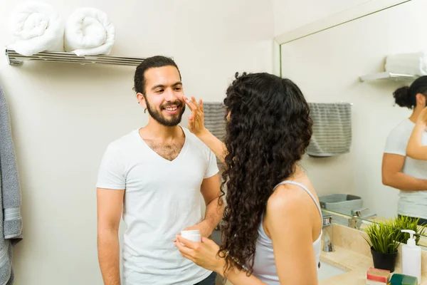 Casal Feliz Relaxado Usando Creme Facial Depois Lavar Rosto Parte — Fotografia de Stock