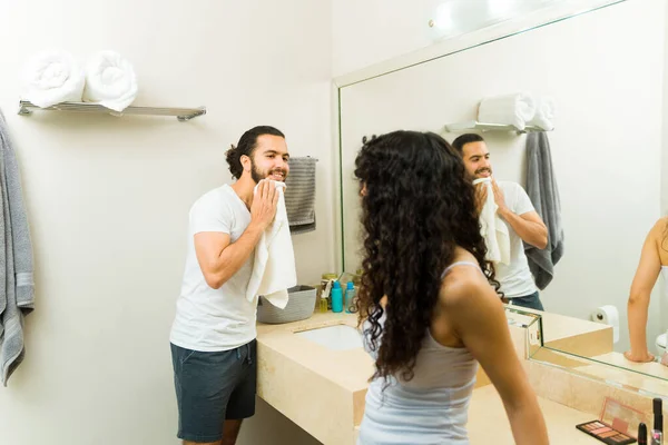 Knappe Mexicaanse Man Schoonmaken Wassen Van Zijn Baard Badkamer Tijdens — Stockfoto