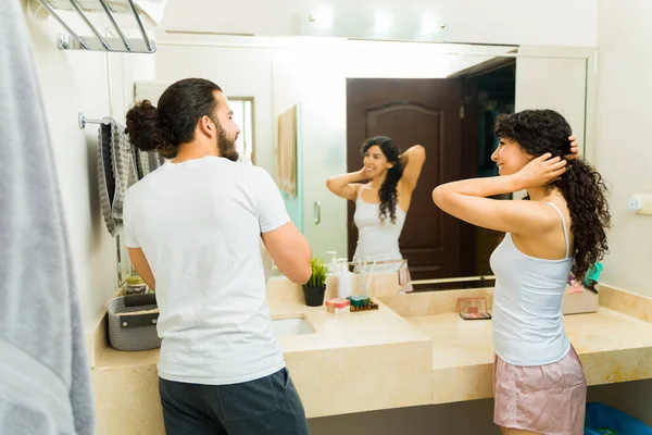 Vrolijk Aantrekkelijk Paar Met Krullend Haar Glimlachen Badkamer Praten Tijdens — Stockfoto