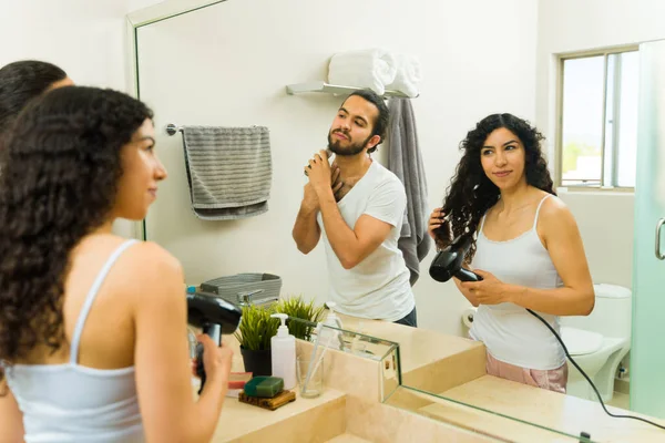 Jonge Vrouw Kijken Badkamer Spiegel Blazen Drogen Haar Haar Latijn — Stockfoto