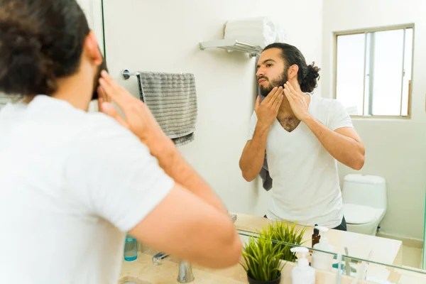 在浴室里 英俊的他惊慌失措的男人正在修整胡子 早上还在使用清洁用品 — 图库照片