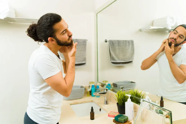 Latijnse Man Die Zijn Baard Verzorgt Olie Gebruikt Terwijl Hij — Stockfoto