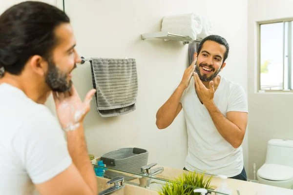 Homem Latino Feliz Usando Sabão Lavar Barba Rosto Durante Manhã — Fotografia de Stock