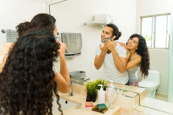 Joven Alegre Afeitándose Barba Hablando Con Novia Mientras Prepara Por — Foto de Stock