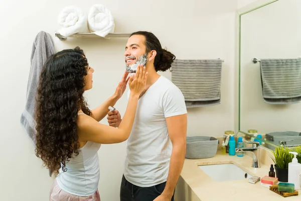 Atractiva Joven Mujer Ayudando Novio Afeitarse Barba Mientras Divierten Juntos — Foto de Stock