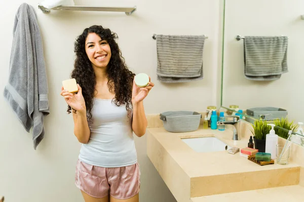 Wanita Cantik Yang Bahagia Dengan Piyama Senang Menggunakan Sabun Organik — Stok Foto