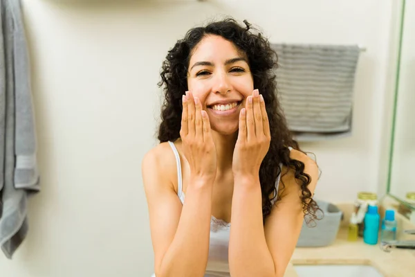 Hermosa Mujer Hispana Sonriendo Mirando Cámara Mientras Usa Productos Higiene — Foto de Stock