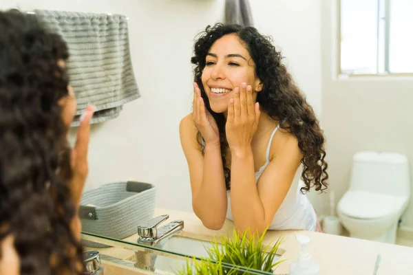 Prachtige Ontspannen Vrouw Wassen Haar Gezicht Kijken Badkamer Spiegel Terwijl — Stockfoto