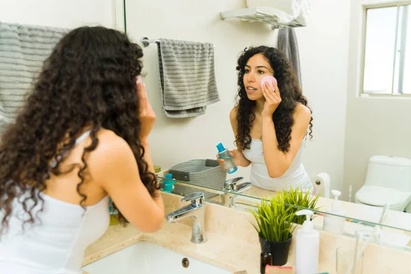 Achteraanzicht Van Een Aantrekkelijke Vrouw Doet Haar Huidverzorging Routine Met — Stockfoto