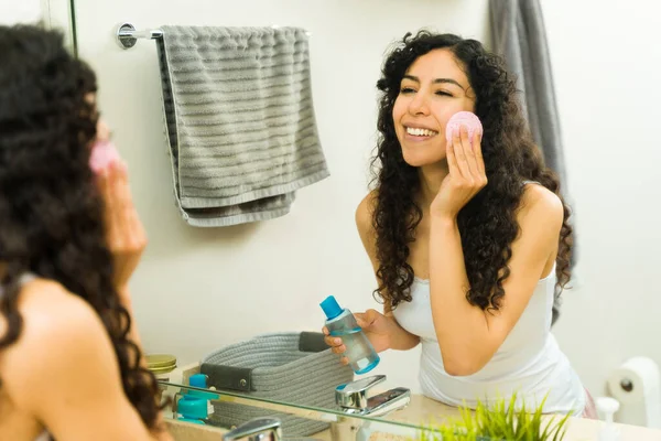 快乐快乐的女人在洗脸的时候笑着 在浴室里用卸妆剂洗脸 感觉很新鲜 — 图库照片