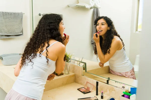Mujer Joven Con Pelo Rizado Poner Lápiz Labial Productos Maquillaje —  Fotos de Stock