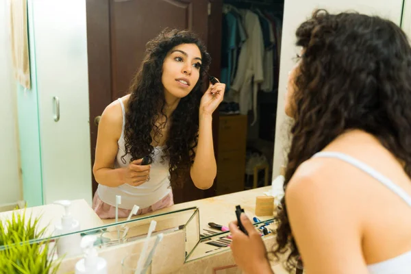 Mujer Joven Latina Vista Por Detrás Poniéndose Maquillaje Preparándose Por —  Fotos de Stock