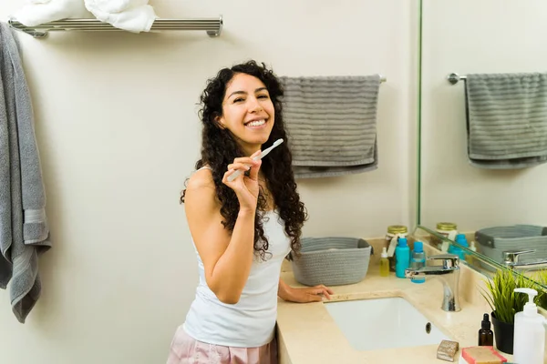 Retrato Una Alegre Latina Sonriendo Mirando Cámara Mientras Cepilla Los —  Fotos de Stock