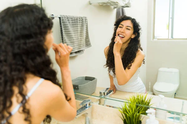 Meksykańska Młoda Kobieta Higieny Jamy Ustnej Myje Zęby Wyglądając Szczęśliwą — Zdjęcie stockowe