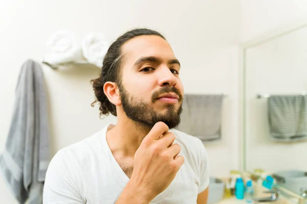 멕시코 수염을 손질하고 화장실에서 자신의 피부를 보면서 마주치는 — 스톡 사진