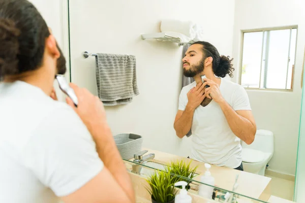 Jovem Aparando Sua Barba Usando Aparador Enquanto Prepara Pela Manhã — Fotografia de Stock