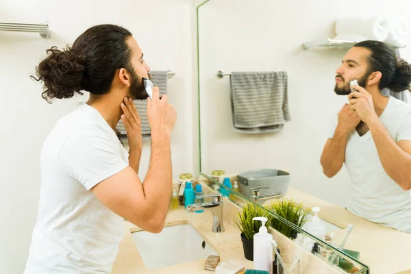 Латиноамериканец Вьющимися Волосами Ухаживающий Бородой Бреющийся Триммером Время Подготовки — стоковое фото
